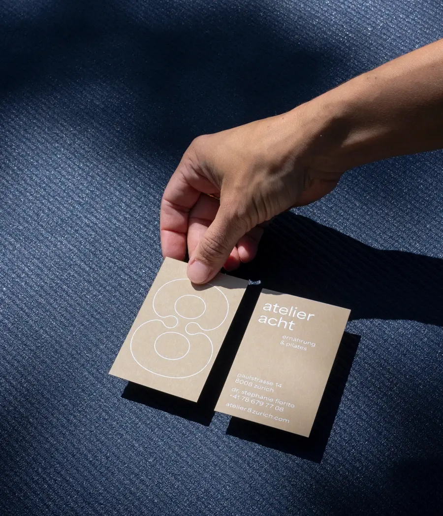 StudioNomad_Branding_Atelier_8_businesscards_hand