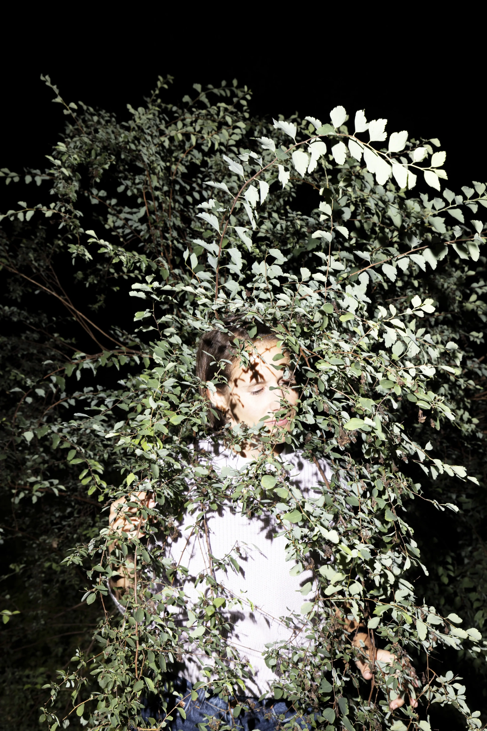 Portrait im Busch von Sara Sidler, Studio Nomad, Bild von Jonas Weibel